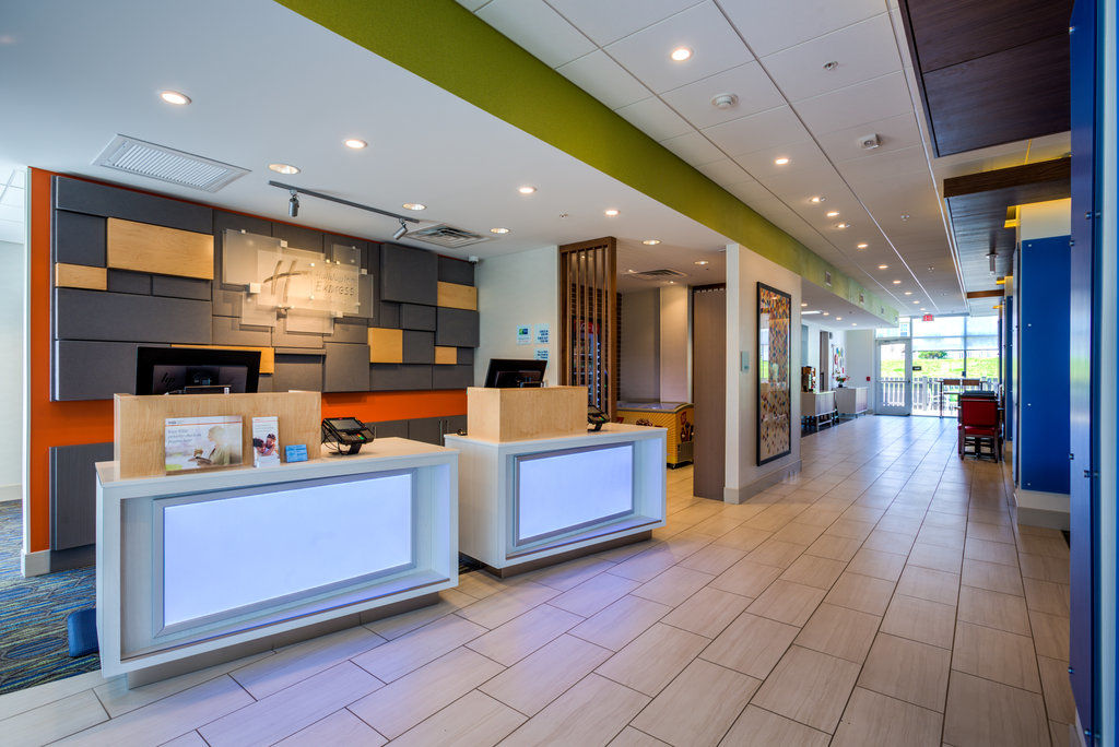Holiday Inn Express & Suite Milroy - Reedsville Екстер'єр фото