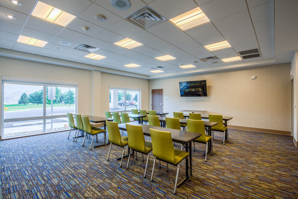 Holiday Inn Express & Suite Milroy - Reedsville Екстер'єр фото