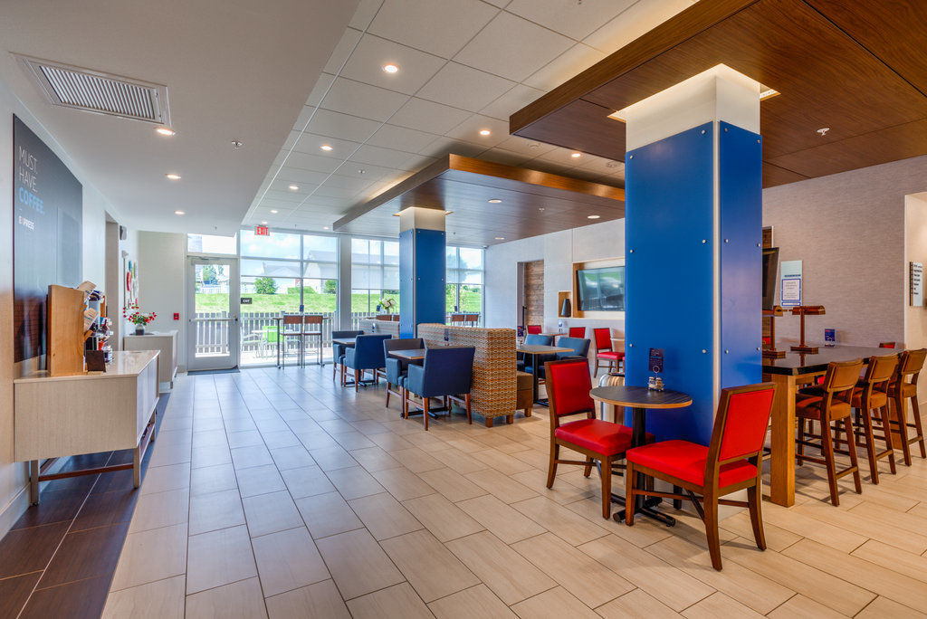 Holiday Inn Express & Suite Milroy - Reedsville Екстер'єр фото