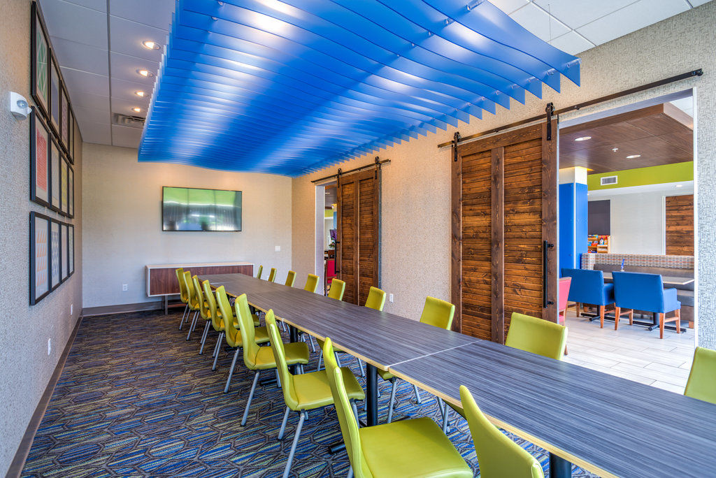 Holiday Inn Express & Suite Milroy - Reedsville Екстер'єр фото