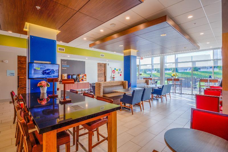 Holiday Inn Express & Suite Milroy - Reedsville Екстер'єр фото