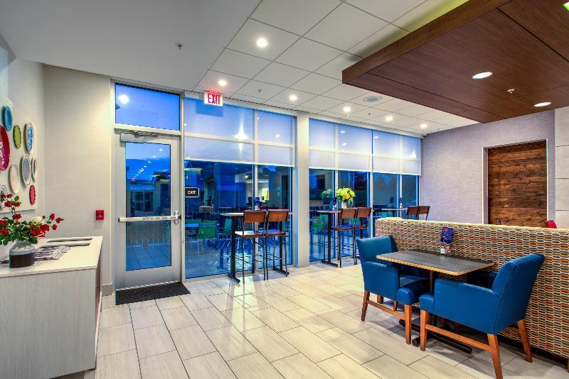 Holiday Inn Express & Suite Milroy - Reedsville Екстер'єр фото